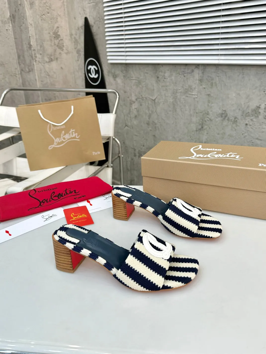 👟👟Ex-factory price 400👟👟 Genuine leather base +40 Top version Purchasing level ⚡③ colors to choose from. Introducing Christian Louboutin (CL) logo design, the latest catwalk style of red-soled shoes 💥abbreviated as CL red-soled shoes T-stage catwalk style👠a fresh breeze with a touch of nobility, perfect on the feet💃elegant and crystal clear, all accessories, materials and patterns are all customized 1:1 with the original version, zero distance from the original version 1⃣Upper: knitted material + unique logo 2⃣Inner: sheepskin 3⃣Outsole: Original one-to-one molded anti-slip two-color outsole with logo 4⃣🔺Original packaging 5⃣Number of yards: 35-42 (refundable or exchangeable if ordering 42)